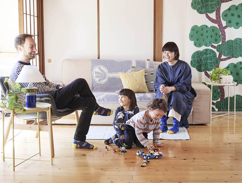 LifTe北欧の暮らし 阪急うめだ本店で5月21日(水)から6日間開催される「北欧フェア2025」のメインビジュアルになったノルウェーでの在住経験もある桒原さやかとその家族