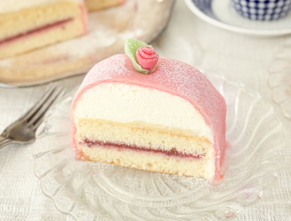 LifTe北欧の暮らし 阪急うめだ本店で5月21日(水)から6日間開催される「北欧フェア2025」で販売されるスウェーデン在住のパティシエ ヴェントゥラ愛さんが手がけるプリンセスケーキ