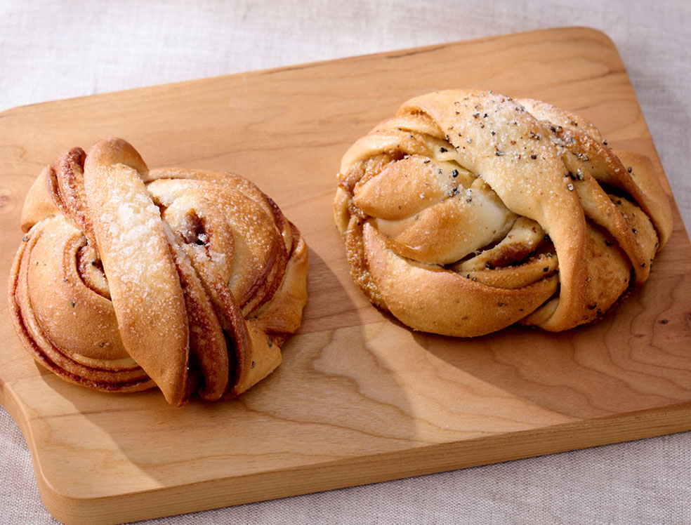 LifTe北欧の暮らし 阪急うめだ本店で5月21日(水)から6日間開催される「北欧フェア2025」で販売されるフィンランドのトゥルクにあるベーカリーカフェ「レイポモ・マンナ」のシナモンロールとカルダモンロール