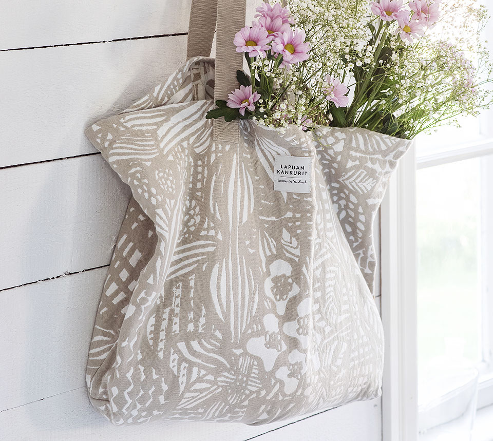 LifTe北欧の暮らし 阪急うめだ本店で5月21日(水)から6日間開催される「北欧フェア2025」で販売される フィンランドのラプアンカンクリが販売するマッティ・ピックヤムサとコラボしたトートバッグ