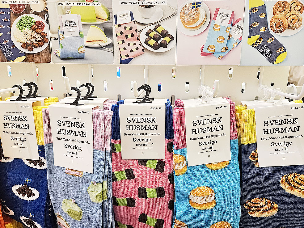 LifTe北欧の暮らし 5月21日(水)から阪急うめだ本店で開催されている「北欧フェア2024」のバイヤー田井梨々子さんがおすすめするスヴェンスク・フスマンのソックスにはシナモンロールやセムラの絵柄が