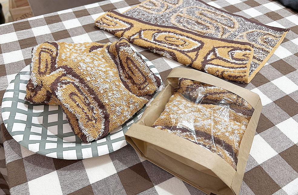 LifTe北欧の暮らし 5月21日(水)から阪急うめだ本店で開催されている「北欧フェア2024」のバイヤー田井梨々子さんがおすすめするフィンランド在住のデザイナーMAIOHTAさんが手がけた畳むとシナモンロールになるタオルハンカチ