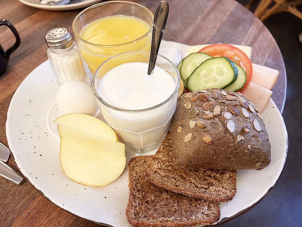 LifTe北欧の暮らし 2024年編集部が冬の北欧出張12日目に訪れたカフェ・ティンティンタンゴのbreakfast menu これは1日中オーダーできる