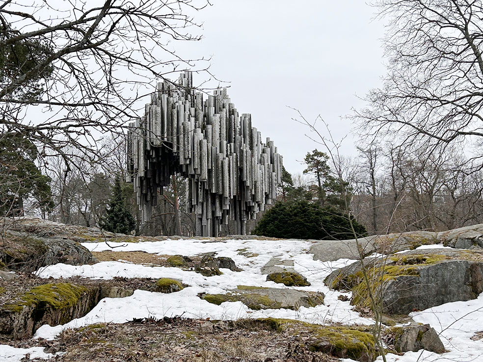 LifTe北欧の暮らし 2024年編集部が冬の北欧出張12日目に訪れたシベリウス公園で見ることができるモニュメント エイラ・ヒルトゥネンが制作