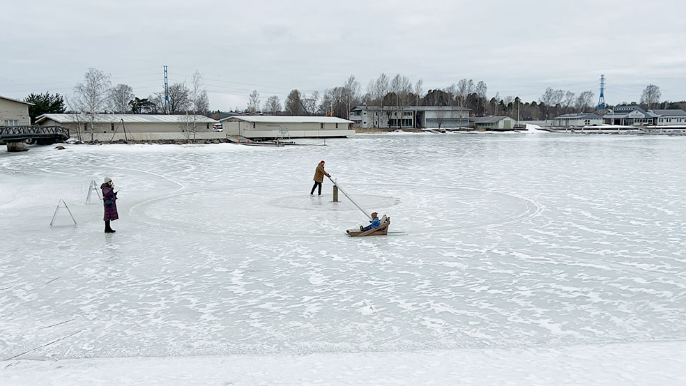 LifTe北欧の暮らし 2024年編集部が冬の北欧出張12日目に訪れたカフェレガッタの前にあった湖の氷を利用した氷上メリーゴーランド