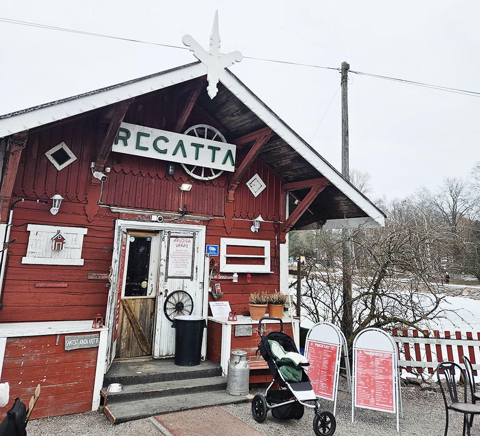 LifTe北欧の暮らし 2024年編集部が冬の北欧出張12日目に訪れた人気カフェ「カフェレガッタ」の外観 cafe regatta