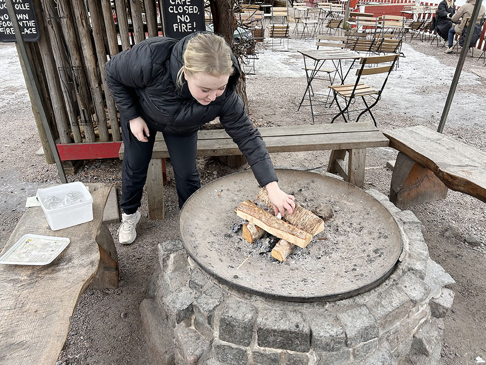 LifTe北欧の暮らし 2024年編集部が冬の北欧出張12日目に訪れた人気カフェ「カフェレガッタ」出た意見できるたき火 コッコ