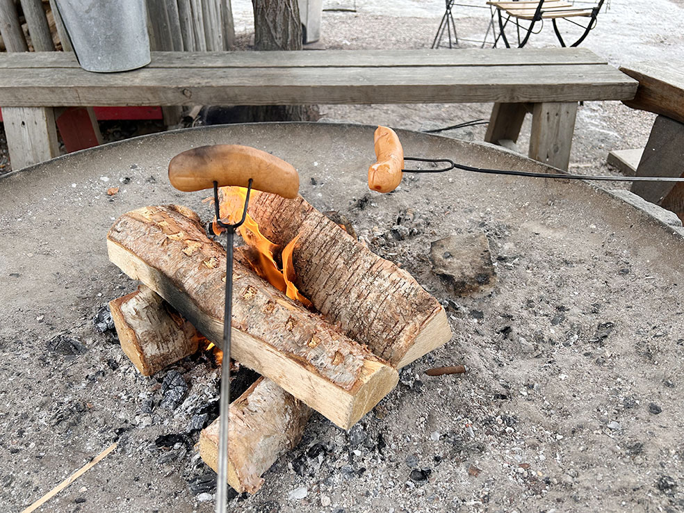 LifTe北欧の暮らし 2024年編集部が冬の北欧出張12日目に訪れた人気カフェ「カフェレガッタ」ではたき火をたいてソーセージ(マッカラ)を焼いて食べることができる