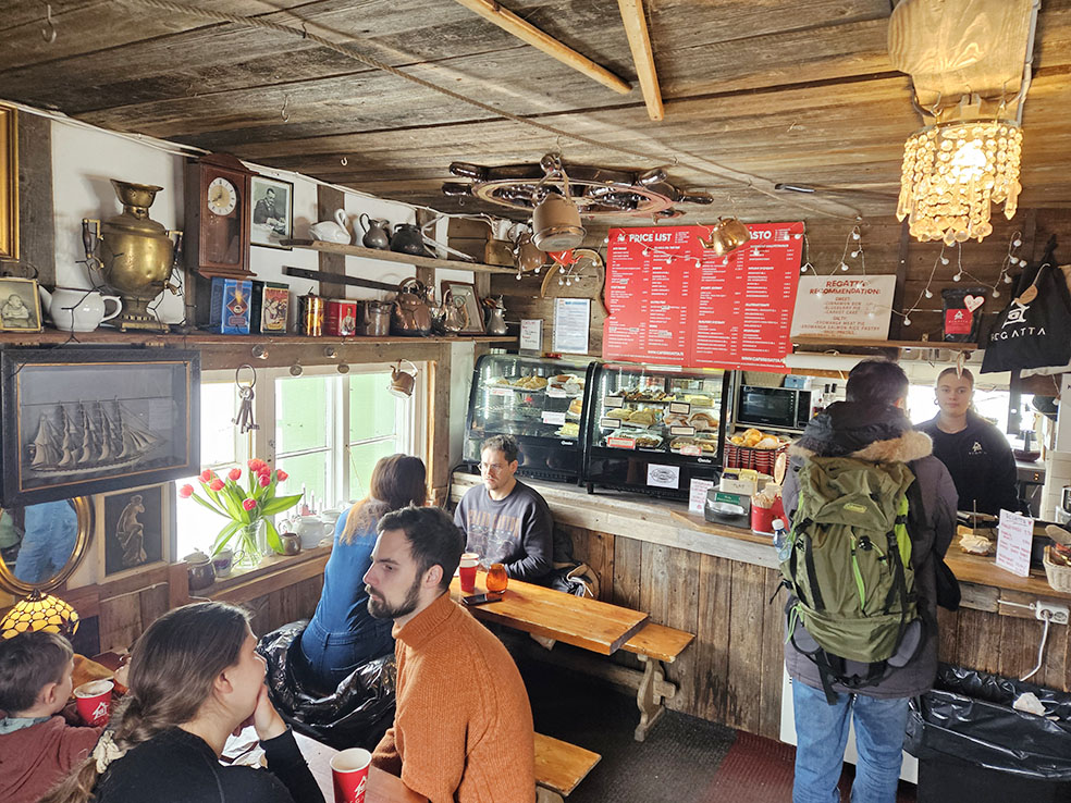 LifTe北欧の暮らし 2024年編集部が冬の北欧出張12日目に訪れた人気カフェ「カフェレガッタ」の内観 cafe regatta