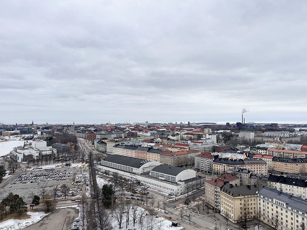 LifTe北欧の暮らし 2024年編集部が冬の北欧出張12日目に訪れたフィンランドのヘルシンキにあるオリンピックスタジアム敷地内にあるタワーから見たヘルシンキの街並み