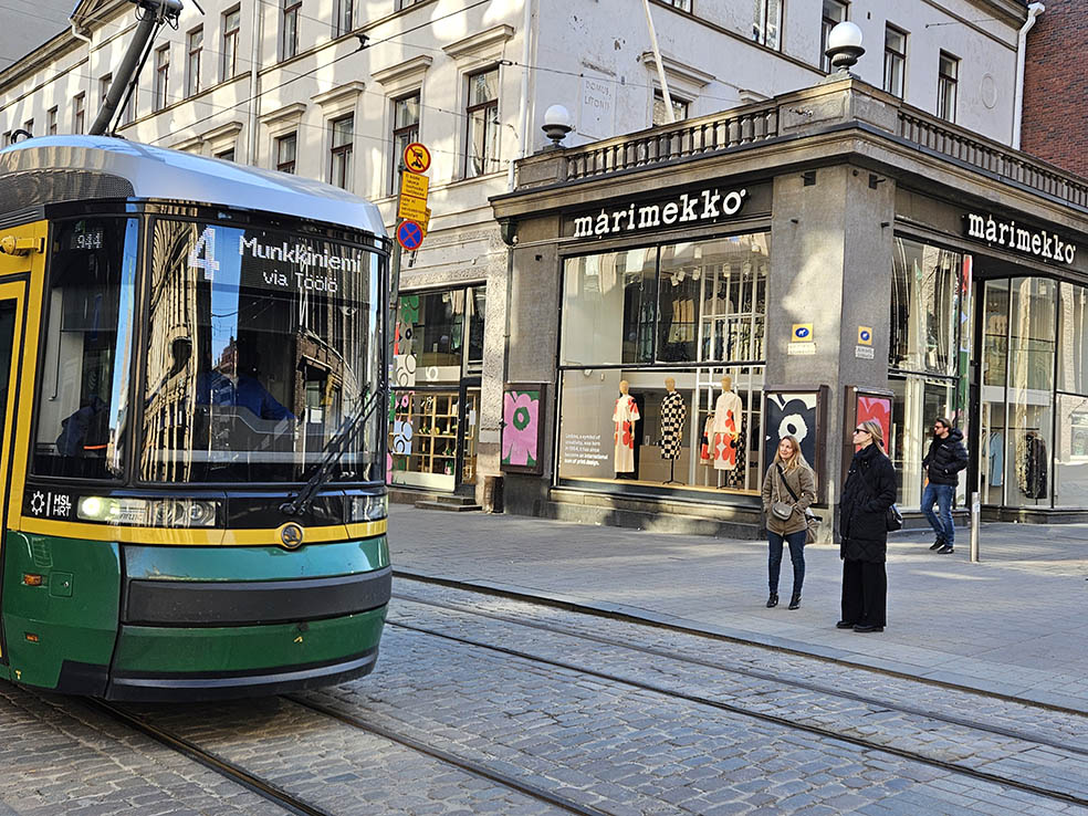 LifTe北欧の暮らし フィンランド 編集部が2024年冬の北欧出張で訪れたヘルシンキの中心地にあるマリメッコのフラッグシップとトラム