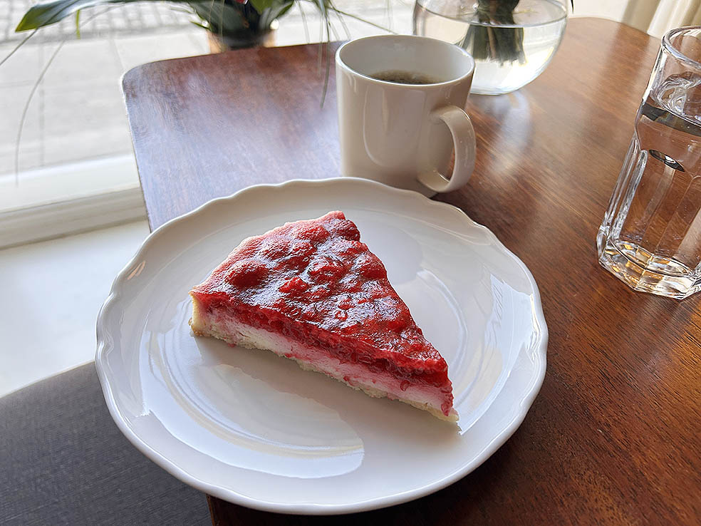 LifTe北欧の暮らし フィンランド 編集部が2024年冬の北欧出張で訪れたヘルシンキの人気カフェ「カフェエンゲル」で食べられるストロベリーパイ