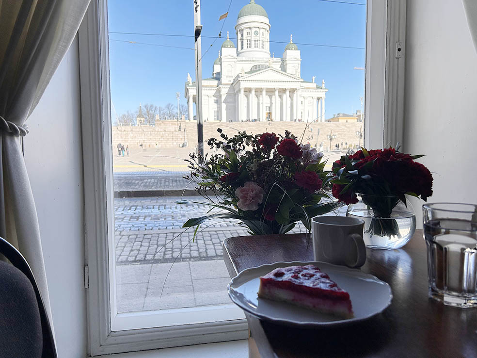 LifTe北欧の暮らし フィンランド 編集部が2024年冬の北欧出張で訪れたヘルシンキの人気カフェ「カフェエンゲル」から見れるヘルシンキ大聖堂