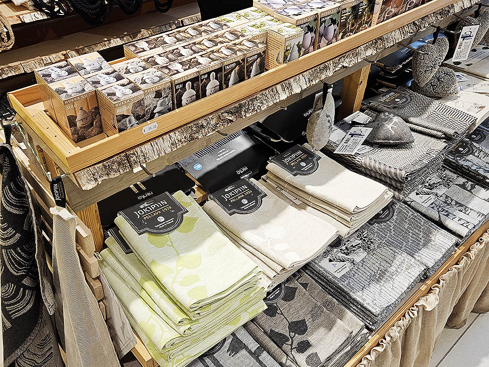 LifTe北欧の暮らし フィンランド 編集部が2024年冬の北欧出張で訪れたヘルシンキのスーベニアショップ「Finnska Souvenirs / Sauna Boutique（フィンスカ・スーヴェニア サウナブティック）」の店内にはヨキピーンのサウナマットやフッカデザインのサウナストーンも