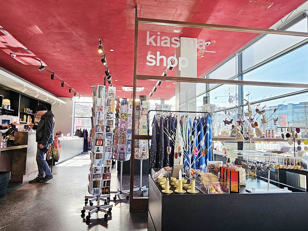 LifTe北欧の暮らし 編集部が2024年冬の北欧出張で訪れたフィンランドのヘルシンキにある国立美術館「キアズマ」のミュージアムショップ