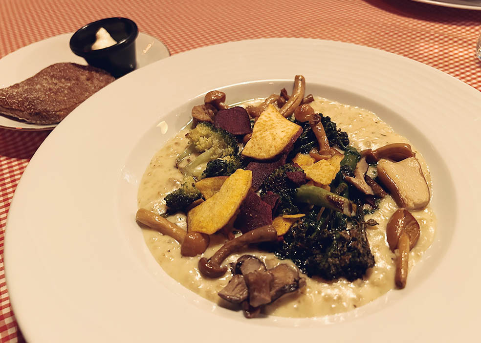 LifTe北欧の暮らし 編集部が2024年冬の北欧出張で訪れたフィンランドのヘルシンキにある老舗レストラン「zetor(ゼトー)」のきのこリゾット