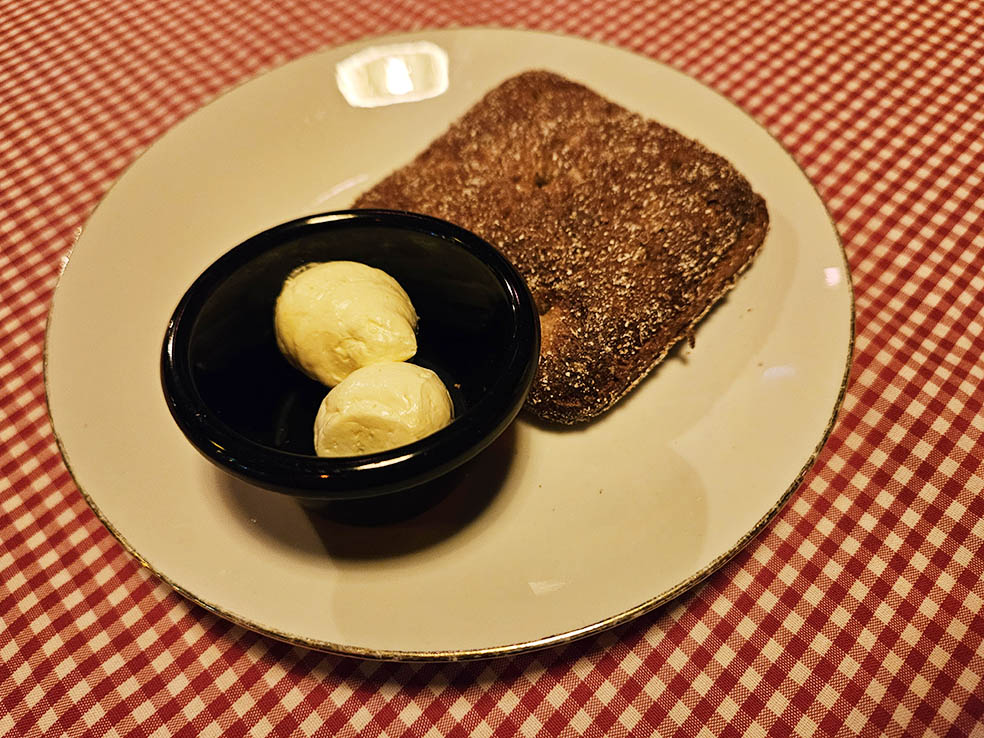 LifTe北欧の暮らし 編集部が2024年冬の北欧出張で訪れたフィンランドのヘルシンキにある老舗レストラン「zetor(ゼトー)」で提供されたライ麦パン