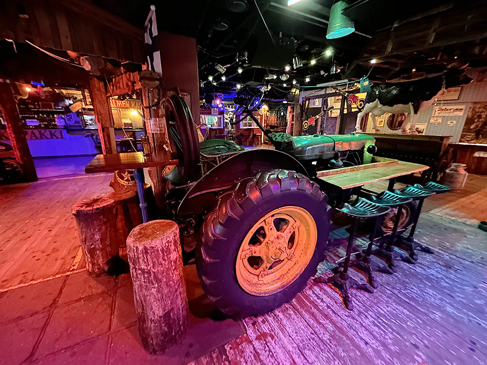 LifTe北欧の暮らし 編集部が2024年冬の北欧出張で訪れたフィンランドのヘルシンキにある老舗レストラン「zetor(ゼトー)」の店内