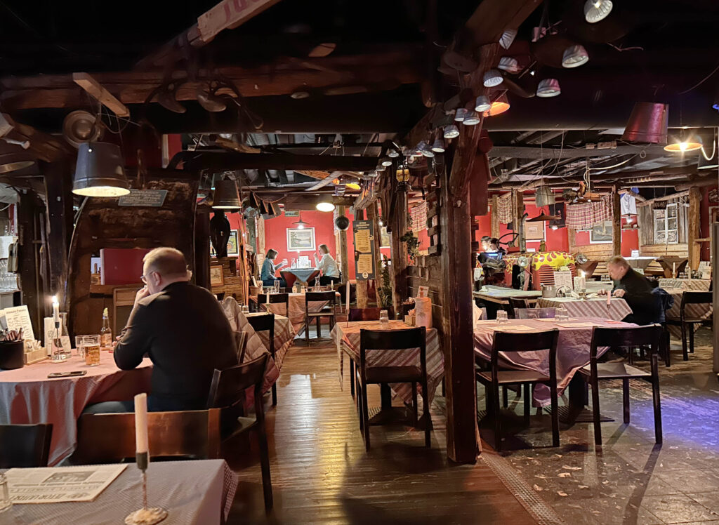 LifTe北欧の暮らし 編集部が2024年冬の北欧出張で訪れたフィンランドのヘルシンキにある老舗レストラン「zetor(ゼトー)」の店内