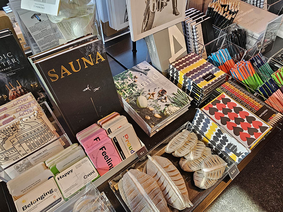 LifTe北欧の暮らし 編集部が2024年冬の北欧出張で訪れたフィンランドのヘルシンキにある国立美術館「キアズマ」のミュージアムショップで販売されているカレルヤンピーラッカのペンケースや本
