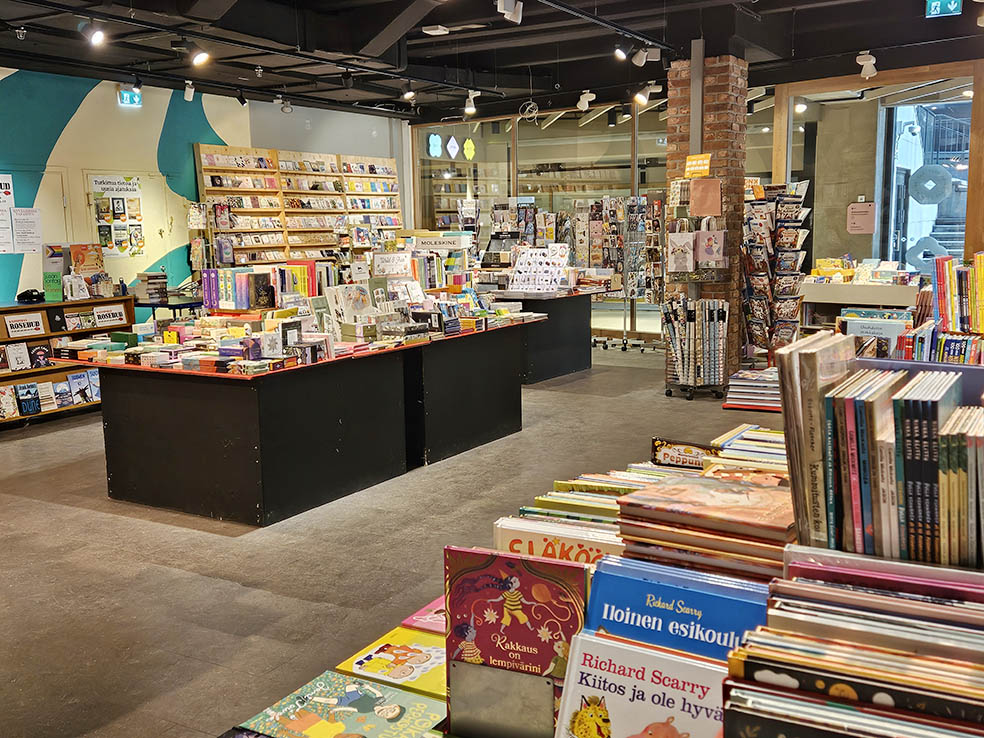 LifTe北欧の暮らし 編集部が2024年冬の北欧出張で訪れたフィンランドのヘルシンキにある独立系チェーンの書店「ローズバッド」の店内