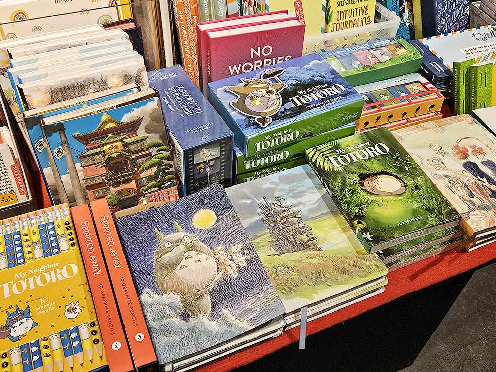 LifTe北欧の暮らし 編集部が2024年冬の北欧出張で訪れたフィンランドのヘルシンキにある独立系チェーンの書店「ローズバッド」で販売されていたトトロや千と千尋の神隠しなどのジブリシリーズ