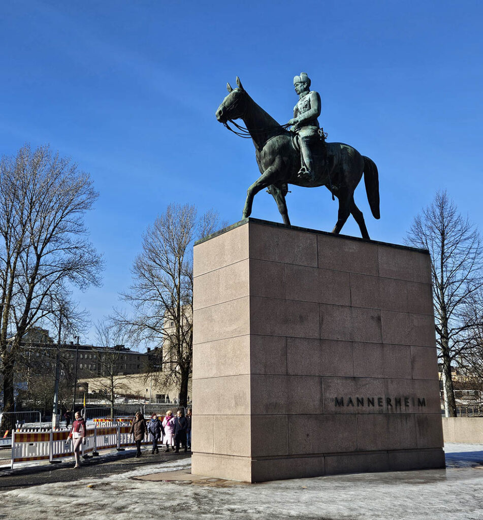 LifTe北欧の暮らし 編集部が2024年冬の北欧出張で訪れたフィンランドのヘルシンキにある国立美術館「キアズマ」の近くに建立されているマンネルヘイム将軍の像