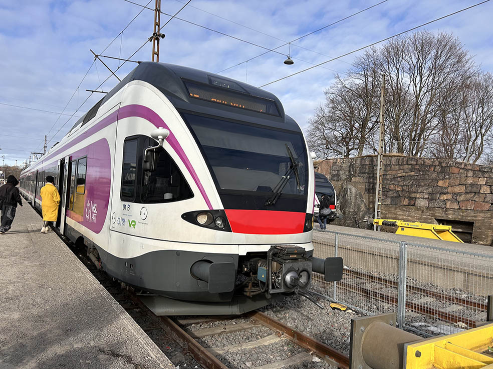 LifTe北欧の暮らし 2024年冬の北欧旅日記13日目で訪れたフィンランドのヘルシンキ中央駅のコンコースに停車しているヴァンター空港直行の電車