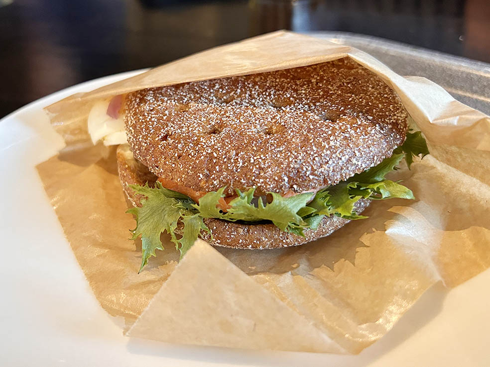 LifTe北欧の暮らし 2024年冬の北欧旅日記13日目で訪れたフィンランドのヴァンター空港内にあるレストラン「Nordic kitchen」で食べたライ麦を使ったバーガー