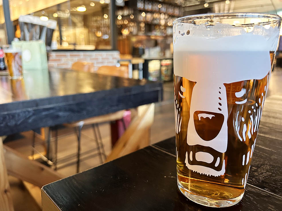 LifTe北欧の暮らし 2024年冬の北欧旅日記13日目で訪れたフィンランドのヴァンター空港内にあるレストラン「Nordic kitchen」で飲めるカルフビール