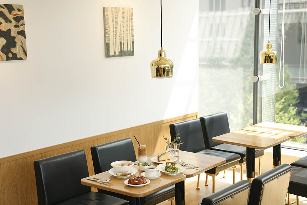 LifTe北欧の暮らし フィンランドの老舗人気カフェで映画『かもめ食堂』でも登場したカフェアアルトが東京の新丸ビルに8月29日(金)にオープン 店内はゴールデンベルも