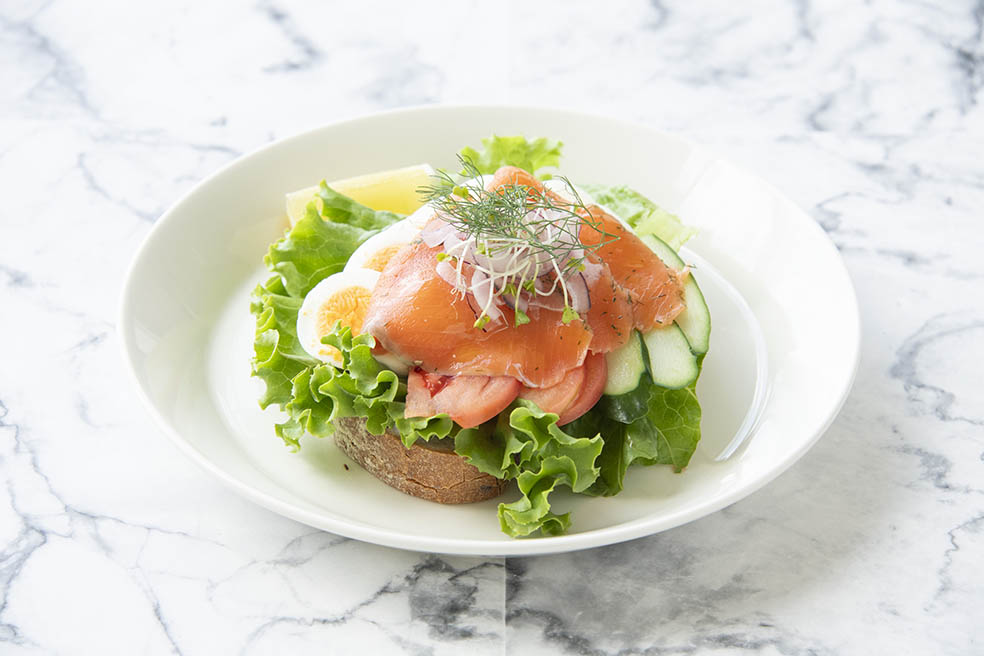 LifTe北欧の暮らし フィンランドの老舗人気カフェで映画『かもめ食堂』でも登場したカフェアアルトが東京の新丸ビルに8月29日(金)にオープン 提供されるノルディックサーモンのコールドサンド