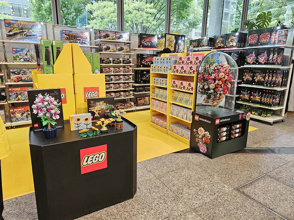 LifTe北欧の暮らし デンマーク発祥のレゴが丸の内で8月1日(金)〜8月24日(日)の期間中に開催する「レゴ®フェスティバル ボタニカルガーデン in Marunouchi 2025」丸ビル1階マルキューブで展開されるレゴポップアップショップ