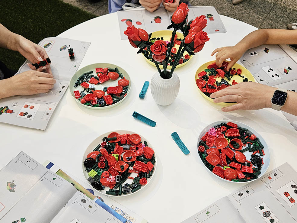 LifTe北欧の暮らし デンマーク発祥のレゴが丸の内で8月1日(金)〜8月24日(日)の期間中に開催する「レゴ®フェスティバル ボタニカルガーデン in Marunouchi 2025」丸ビル1Fマルキューブで行われる大人向けワークショップではボタニカルシリーズのバラを作る