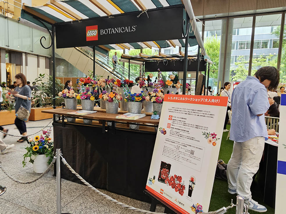 LifTe北欧の暮らし デンマーク発祥のレゴが丸の内で8月1日(金)〜8月24日(日)の期間中に開催する「レゴ®フェスティバル ボタニカルガーデン in Marunouchi 2025」丸ビル1Fマルキューブで行われる大人向けワークショップではボタニカルシリーズのバラを作る