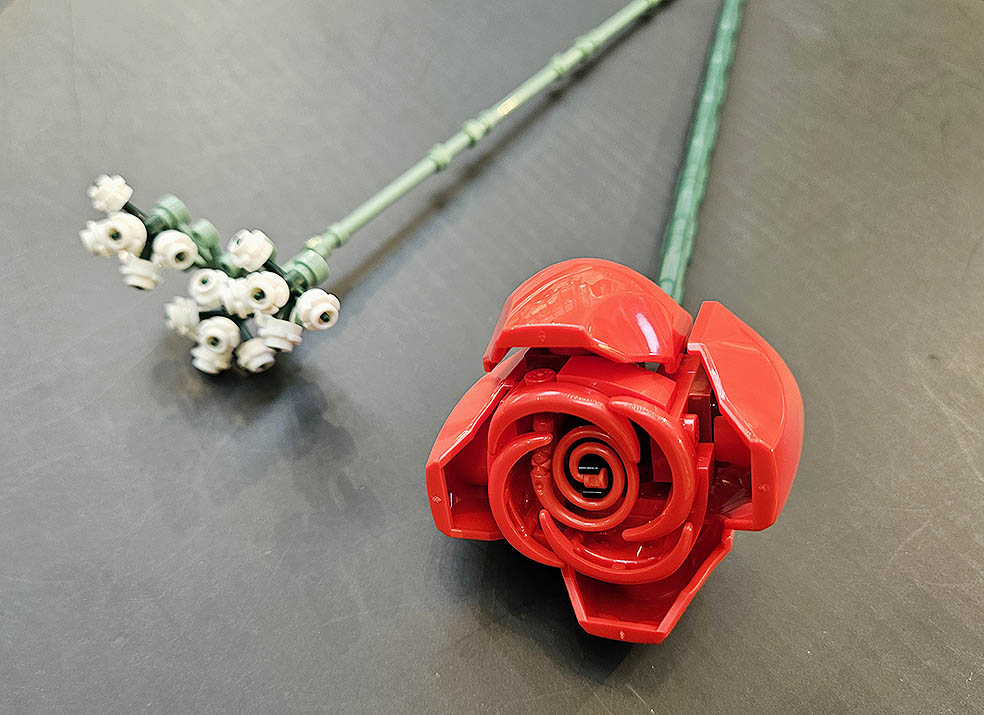 LifTe北欧の暮らし デンマーク発祥のレゴが丸の内で8月1日(金)〜8月24日(日)の期間中に開催する「レゴ®フェスティバル ボタニカルガーデン in Marunouchi 2025」丸ビル1Fマルキューブで行われる大人向けワークショップではボタニカルシリーズのバラを作る