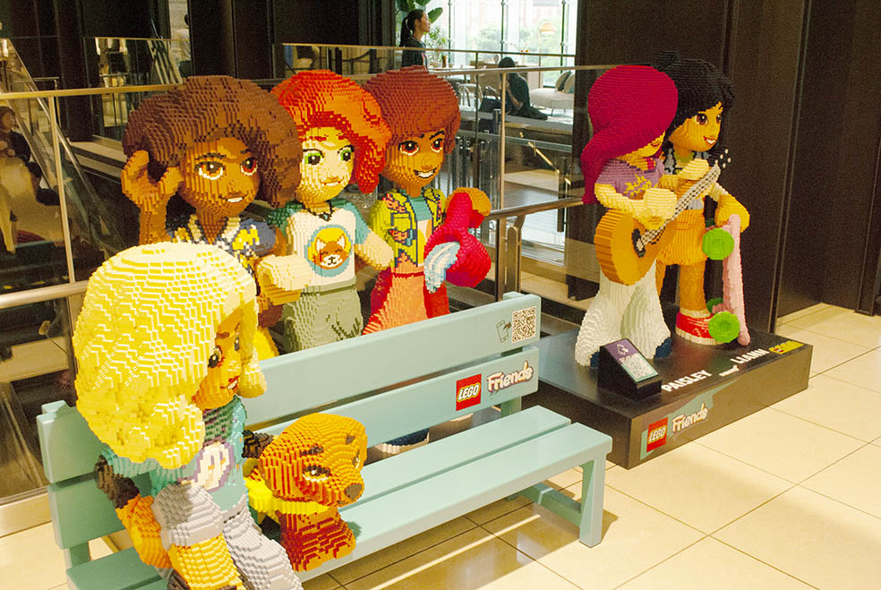 LifTe北欧の暮らし デンマーク発祥のレゴが丸の内で8月1日(金)〜8月24日(日)の期間中に開催する「レゴ®フェスティバル ボタニカルガーデン in Marunouchi 2025」のレゴスタンプラリーの場所に設置されている等身大のレゴ レゴフレンズ