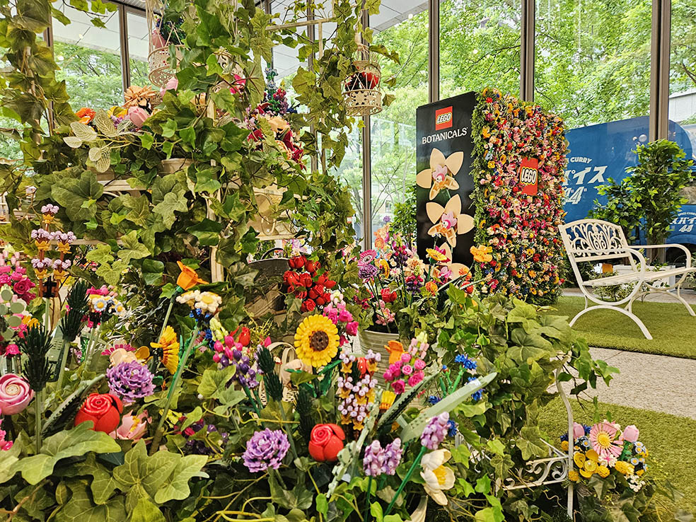 LifTe北欧の暮らし デンマーク発祥のレゴが丸の内で8月1日(金)〜8月24日(日)の期間中に開催する「レゴ®フェスティバル ボタニカルガーデン in Marunouchi 2025」丸ビル1Fマルキューブに設置されるレゴボタニカルで作ったボタニカルウォールとアーチ