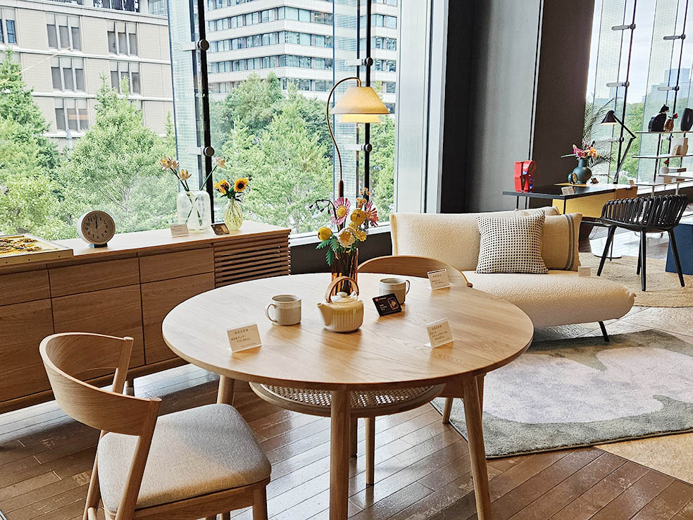 LifTe北欧の暮らし デンマーク発祥のレゴが丸の内で8月1日(金)〜8月24日(日)の期間中に開催する「レゴ®フェスティバル ボタニカルガーデン in Marunouchi 2025」新丸ビル3階アトリウムで展開される「アクタス」「イデー」「unico」「コンランショップ」の人気インテリアブランドとコラボした大人レゴ