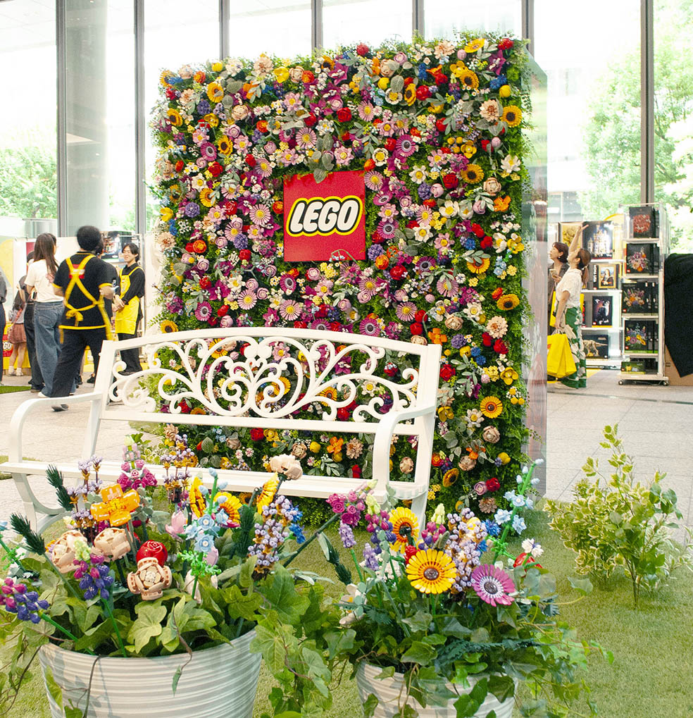 LifTe北欧の暮らし デンマーク発祥のレゴが丸の内で8月1日(金)〜8月24日(日)の期間中に開催する「レゴ®フェスティバル ボタニカルガーデン in Marunouchi 2025」丸ビル1Fマルキューブに設置されるレゴボタニカルで作ったボタニカルウォール