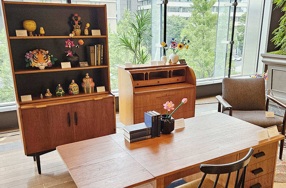 LifTe北欧の暮らし デンマーク発祥のレゴが丸の内で8月1日(金)〜8月24日(日)の期間中に開催する「レゴ®フェスティバル ボタニカルガーデン in Marunouchi 2025」新丸ビル3階アトリウムで展開される「アクタス」「イデー」「unico」「コンランショップ」の人気インテリアブランドとコラボした大人レゴ