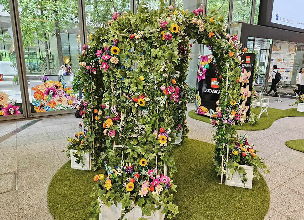 LifTe北欧の暮らし デンマーク発祥のレゴが丸の内で8月1日(金)〜8月24日(日)の期間中に開催する「レゴ®フェスティバル ボタニカルガーデン in Marunouchi 2025」丸ビル1Fマルキューブに設置されるレゴボタニカルで作ったアーチ