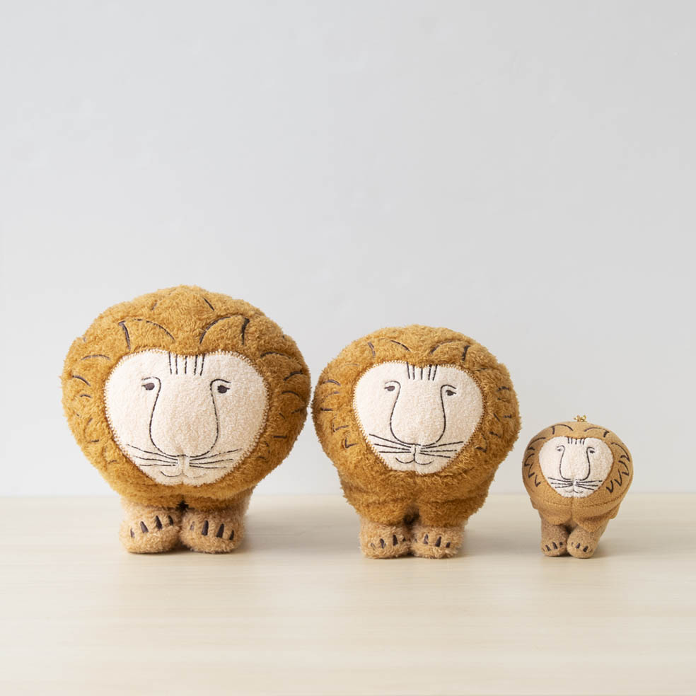 LifTe北欧の暮らし スウェーデンを代表する芸術家リサ・ラーソンのキャラクターをぬいぐるみにした「抱きしめられる、リサ・ラーソン」の新作「抱きしめられるマイキー」