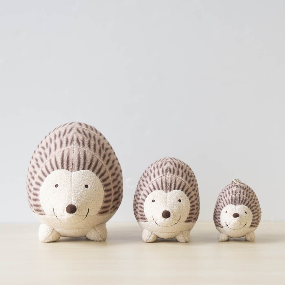 LifTe北欧の暮らし スウェーデンを代表する芸術家リサ・ラーソンのキャラクターをぬいぐるみにした「抱きしめられる、リサ・ラーソン」の新作「抱きしめられるはりねずみ」