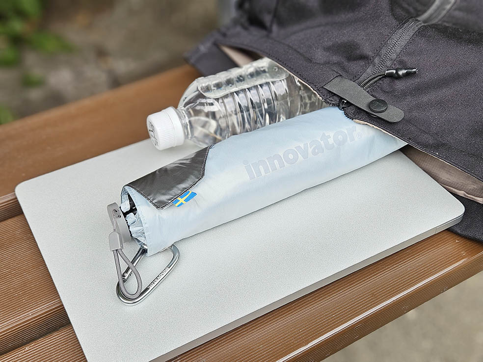 LifTe北欧の暮らし スウェーデンブランドinnovator(イノベーター)の晴雨兼用折りたたみ傘「IN-60M」のペールグリーンとスーリーのバッグ