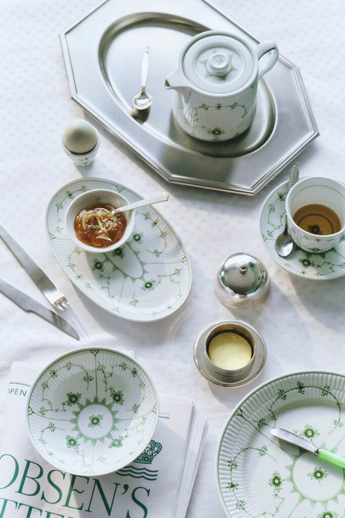 LifTe北欧の暮らし デンマークの老舗陶磁器ブランド ロイヤル コペンハーゲンが復刻発売するアルネ・ヤコブセンが愛したグリーンフルーテッド プレインの食器たち