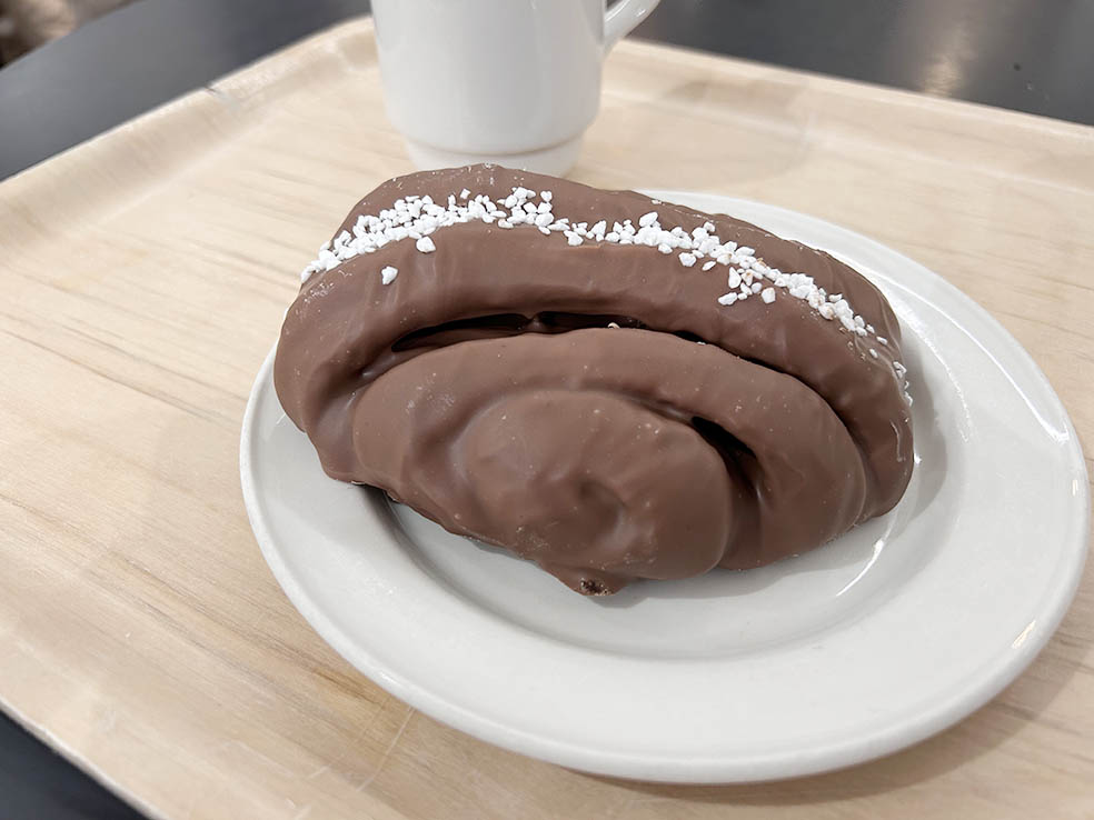 LifTe北欧の暮らし 10月4日はシナモンロールの日 フィンランドのハカニエミマーケット内にあるにある人気ベーカリーカフェ ハッリカハヴィラ（HALLIKAHVILA）の週末限定チョコレートシナモンロール