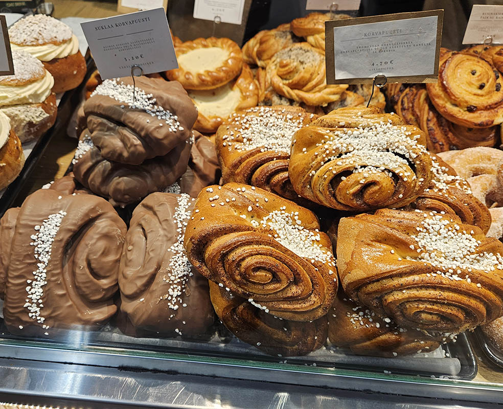LifTe北欧の暮らし 10月4日はシナモンロールの日 フィンランドのハカニエミマーケット内にあるにある人気ベーカリーカフェ ハッリカハヴィラ（HALLIKAHVILA）のシナモンロール