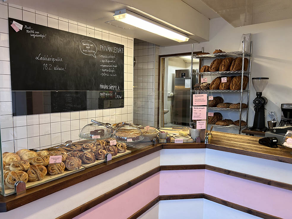 LifTe北欧の暮らし 10月4日はシナモンロールの日 フィンランドのトゥルクにある人気ベーカリーカフェ レイポモマンナ（Leipomo Manna）