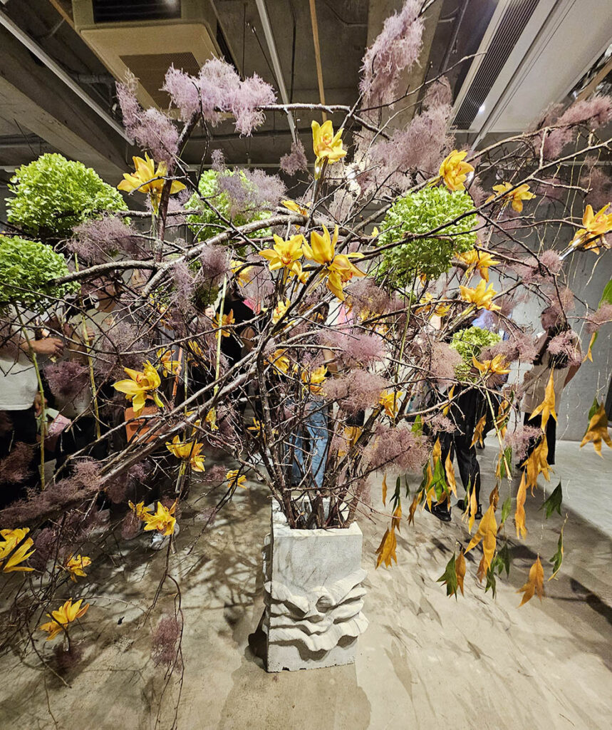 LifTe北欧の暮らし デンマーク出身のフラワーアーティスト ニコライバーグマンのフラッグシップストア ニコライ バーグマン フラワーズ&デザイン2Fで開催されているアーティスト カール・クルルの展覧会ではバーグマンの作品も飾られている